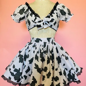 The Dakota Set- Baumwolle Kuh Print Crop Top Mini Tellerrock Set: Rüschenspitze