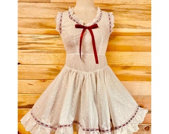 Vestido Trisha - Vestido vintage de algodón con ojales: falda de círculo completo, cinta y encaje