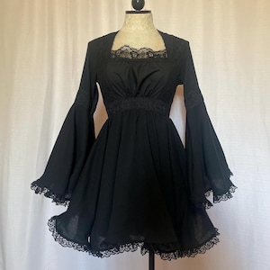 L&#39;abito Aurelie in nero