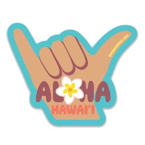 以下が含まれることがあります： 手のジェスチャーが描かれたステッカー。 「ALOHA」の文字はマルーン色、黄色い中心を持つ白い花、そして「HAWAII」の文字はオレンジ色です。 デザインは水色で縁取られています。