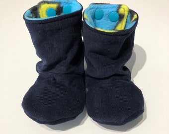 Stay-put baby boots, babywearing boots, baby booties, navy blue corduroy, lined with polar fleece - size 0-3 months