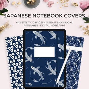 以下が含まれることがあります： 日本のデザインが施された、印刷可能なノートカバー3点セット。最初のカバーは、濃い青色の背景に白い花柄が描かれています。2番目のカバーは、濃い青色の背景に白い鯉が描かれています。3番目のカバーは、濃い青色の背景に白い幾何学模様が描かれています。画像のテキストには、「JAPANESE NOTEBOOK COVERS」、「A4 LETTER 30 PAGES INSTANT DOWNLOAD PRINTABLE DIGITAL NOTE APPS」、「created by quantastudy on etsy.com」と記載されています。