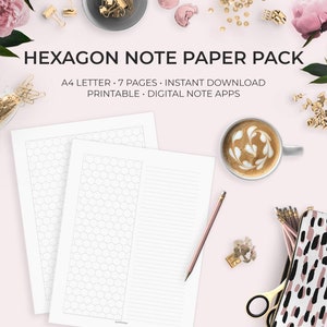 Può includere: Set di carta per appunti esagonale stampabile con 7 pagine in formato A4. La carta presenta un motivo a griglia esagonale su un lato e carta rigata sull'altro. La carta è mostrata su uno sfondo rosa con una tazza di caffè, una matita e una custodia per matite.