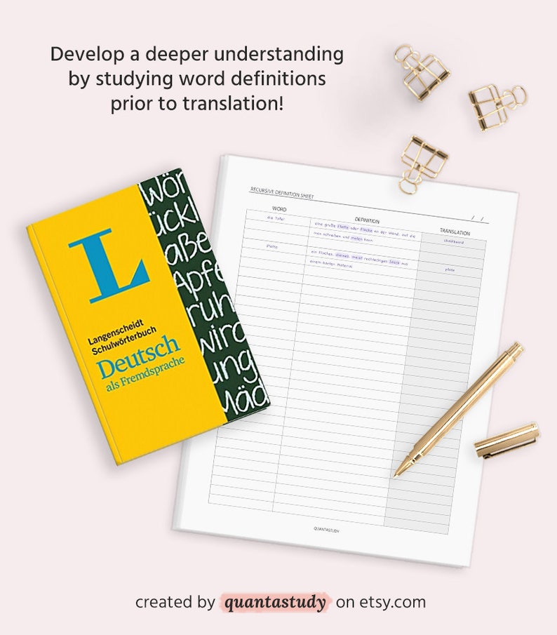 Op de afbeelding: Een wit, printbaar werkblad met de titel "Recursive Definition Sheet" en kolommen voor "Woord", "Definitie" en "Vertaling". Op de achtergrond is een geel en groen Duits taalboek te zien.
