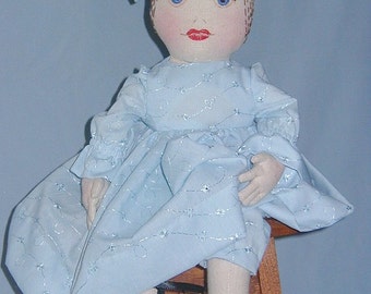 Sofort-Download Häkelanleitung für eine bestickte Stoffpuppe im Vintage-Stil mit besticktem Gesicht und Haar
