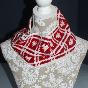 Hand crocheted cowl with hearts perfect for valentine's day image 3