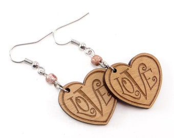 Laser de bois boucles d’oreilles coeur gravé avec amour