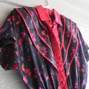 80s does 60s Shirtdress Pencil dress. Buttons up torso. Floral Black Dupioni Silk. Pockets. Tiered Front. Short Kimono Sleeve. Fits like M/L image 4