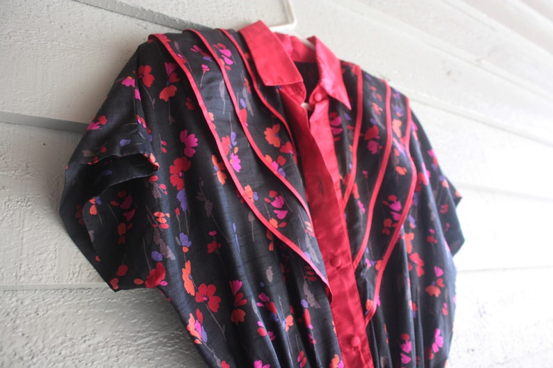 80s does 60s Shirtdress Pencil dress. Buttons up torso. Floral Black Dupioni Silk. Pockets. Tiered Front. Short Kimono Sleeve. Fits like M/L image 4