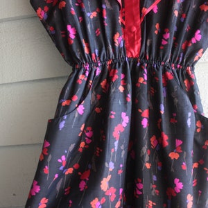 80s does 60s Shirtdress Pencil dress. Buttons up torso. Floral Black Dupioni Silk. Pockets. Tiered Front. Short Kimono Sleeve. Fits like M/L image 5