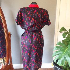 80s does 60s Shirtdress Pencil dress. Buttons up torso. Floral Black Dupioni Silk. Pockets. Tiered Front. Short Kimono Sleeve. Fits like M/L image 2