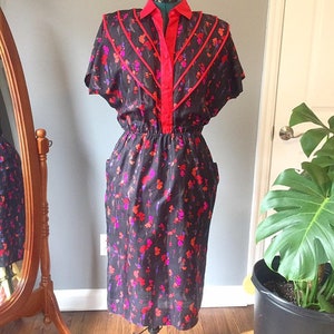 80s does 60s Shirtdress Pencil dress. Buttons up torso. Floral Black Dupioni Silk. Pockets. Tiered Front. Short Kimono Sleeve. Fits like M/L image 1