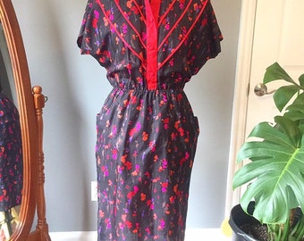 80s does 60s Shirtdress Pencil dress. Buttons up torso. Floral Black Dupioni Silk. Pockets. Tiered Front. Short Kimono Sleeve. Fits like M/L