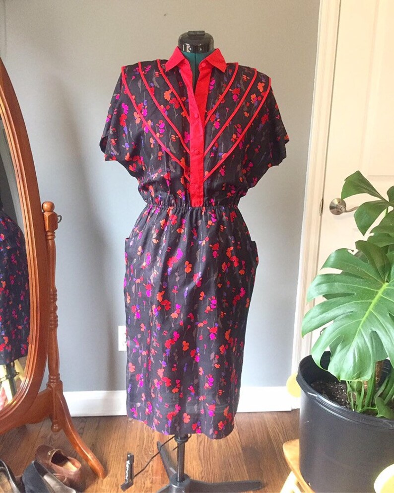 80s does 60s Shirtdress Pencil dress. Buttons up torso. Floral Black Dupioni Silk. Pockets. Tiered Front. Short Kimono Sleeve. Fits like M/L image 1