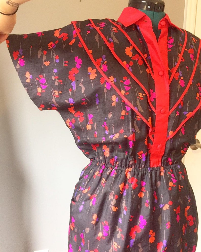 80s does 60s Shirtdress Pencil dress. Buttons up torso. Floral Black Dupioni Silk. Pockets. Tiered Front. Short Kimono Sleeve. Fits like M/L image 7