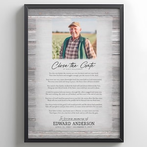 以下が含まれることがあります： 木製の額縁に入った追悼プリントで、男性が野原にいる写真が写っています。プリントには、「クローズ・ザ・ゲート」というタイトルのナンシー・E・ブラシアによる詩が掲載されています。詩は亡くなった農夫について書かれたものです。プリントには、「エドワード・アンダーソン」という名前と「1945年4月11日 - 2023年12月7日」という日付も記載されています。