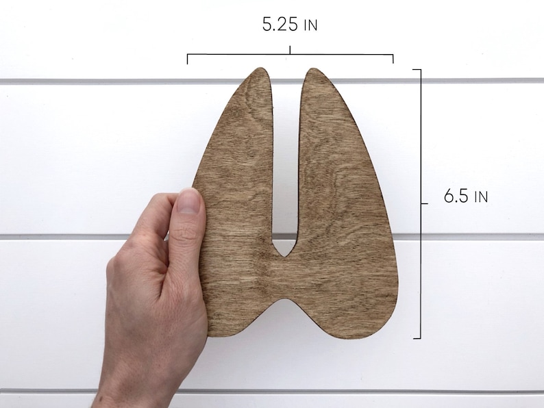 K&ouml;nnte beinhalten: Holzschnitt einer Hirschhufe, braun gebeizt, 13,3 cm breit und 16,5 cm hoch.