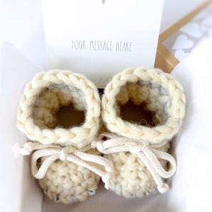Chaussons bébé en laine avec semelles en similicuir - Chaussures pour nouveau-nés faites main, cadeau de grossesse