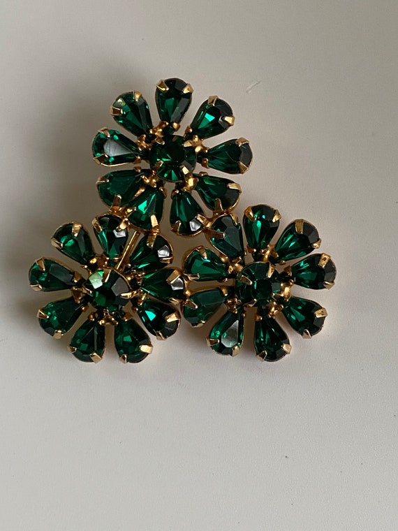 Weiss Rhinestone Green Flower Brooch Vintage - image 4