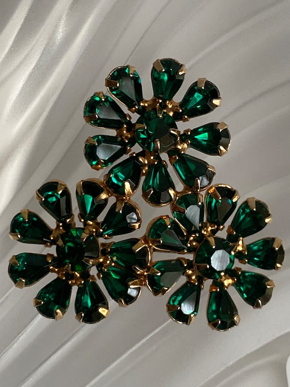 Weiss Rhinestone Green Flower Brooch Vintage - image 9