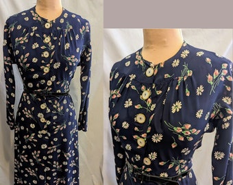 Vintage jaren 1940 Cold RAYON Shirtwaist JURK WWII Tijdperk Marineblauwe Bloemenknop Front ~ Small-Bust: 33"