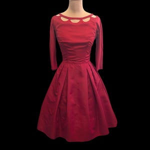 Vestido vintage anos 50, batom vermelho, seda Faille, saia rodada, New Look Era, coquetel, corte evasê, pin-up, ~Busto: 38&quot;