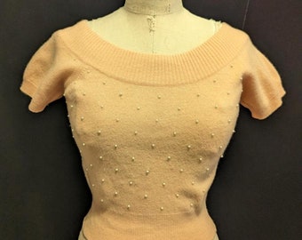 vintage années 50 OTS CACHEMIRE Pinup SWEATER Cropped Palest Pink avec Pearl Detail Bad Girl Rockabilly Era ~ Bust 34"-37"