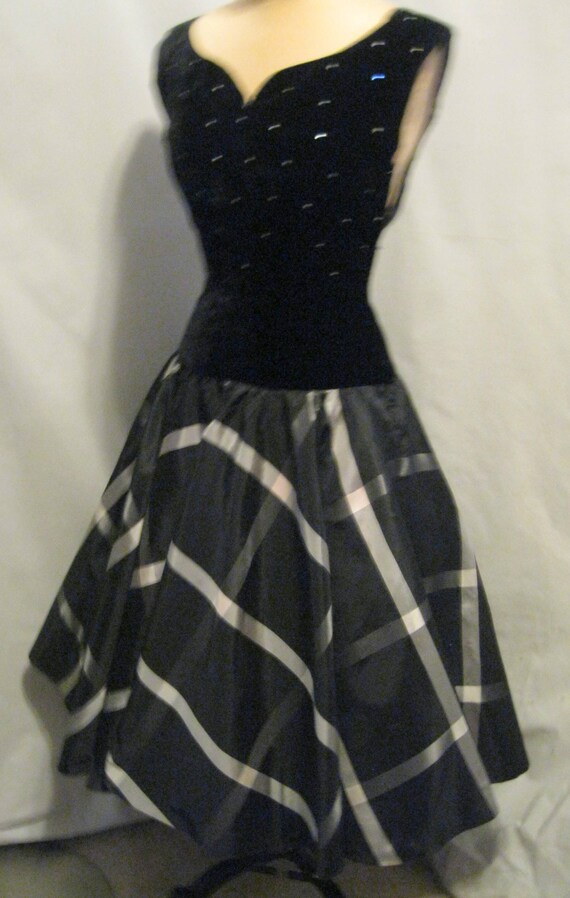 Vintage 40s 50s DRESS New Look Era Black VELVET a… - image 2