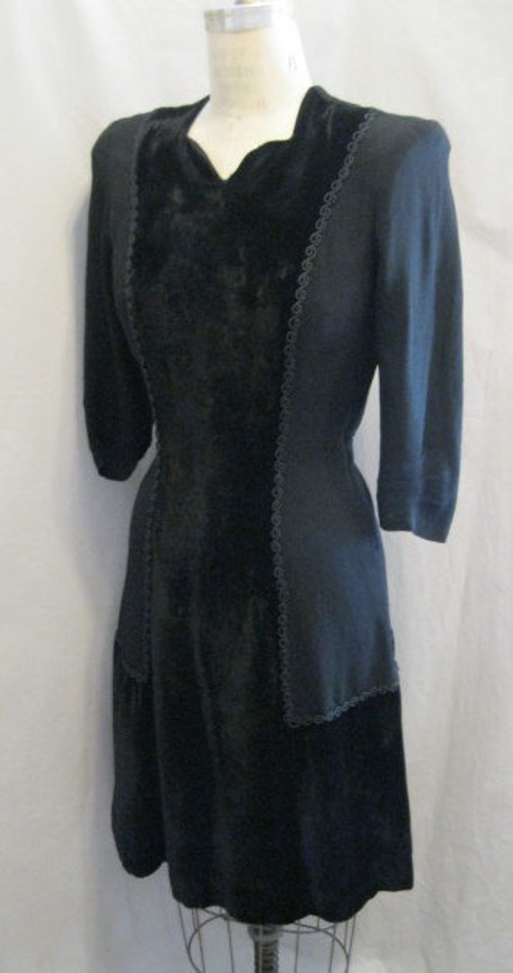 Vintage 40s WWII Era Velvet and Crepe LBD Dress F… - image 3