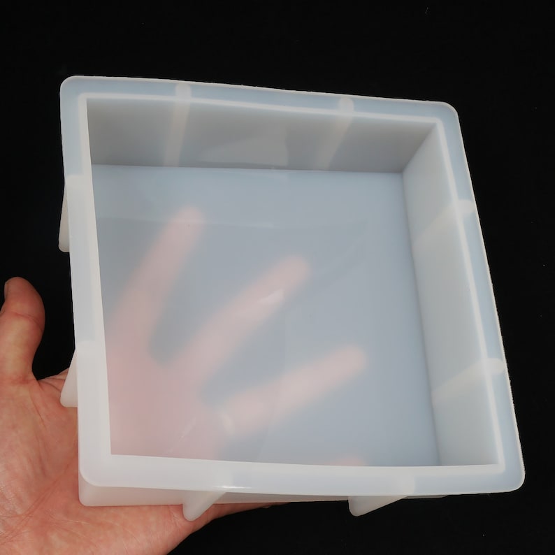 Pode incluir: Uma forma de silicone branca para fazer artesanato ou sab&atilde;o. A forma &eacute; quadrada e tem uma superf&iacute;cie lisa.