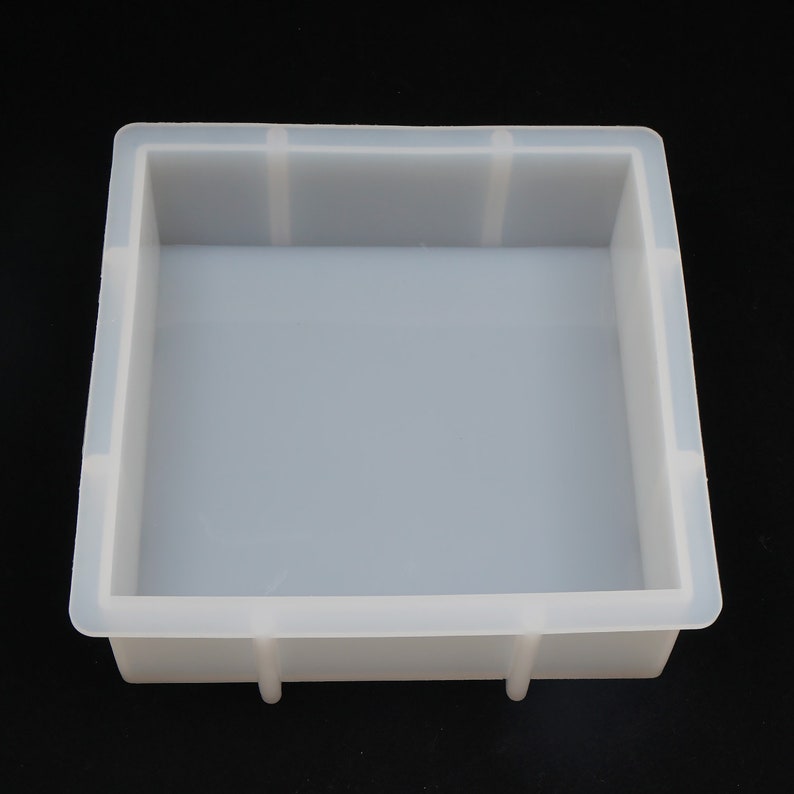 Pode incluir: Uma forma de silicone branca para fazer objetos de forma quadrada. A forma tem um acabamento liso e brilhante e &eacute; feita de silicone flex&iacute;vel.