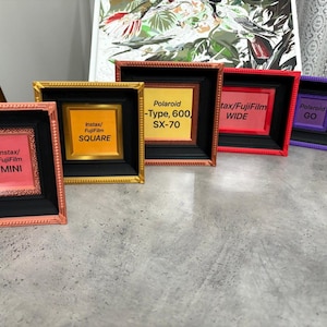 Marco de fotos Instax y Polaroid / Marco negro empotrado con detalles de color