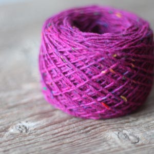 Hilo de lana magenta con neps coloridos, suave tweed Donegal - Peso peinado: color 5566 FUCSIA imagen 1