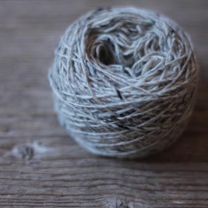 Mjukt Donegal Merino Tweedgarn, färg Ljusgrå 5529 ESKE, 100gr