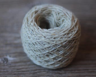 Hilo Donegal Soft Merino Tweed, blanco natural, color 5507 Swilly para tejer a mano.