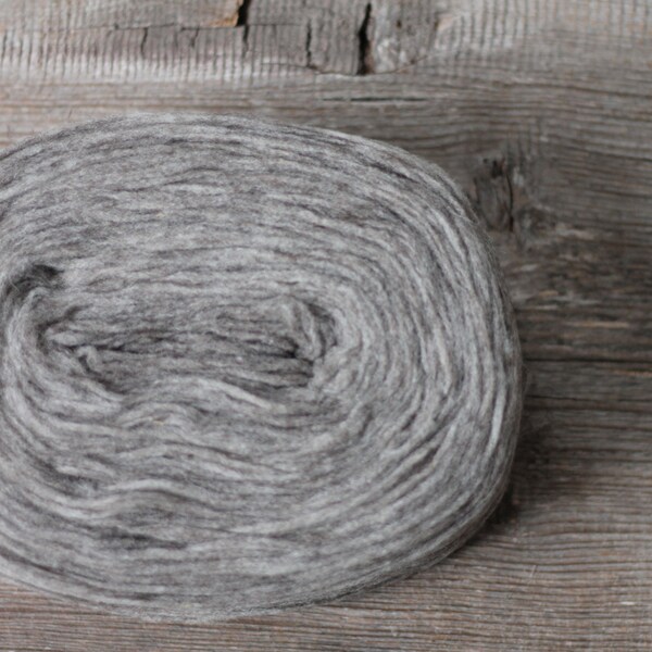 WoolDreamers unspun wool yarn Manchelopi preyarn color Manchelopi Gris Medio Natural undyed