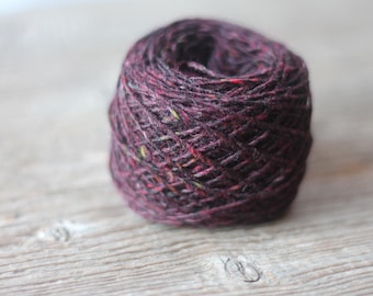Hilo de lana suave Donegal tweed color burdeos, grosor worsted, color 5516 DINGLE