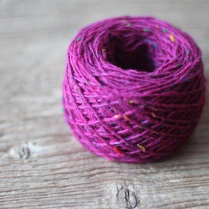 Hilo de lana magenta con neps coloridos, suave tweed Donegal - Peso peinado: color 5566 FUCSIA imagen 4