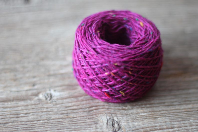Hilo de lana magenta con neps coloridos, suave tweed Donegal - Peso peinado: color 5566 FUCSIA imagen 4