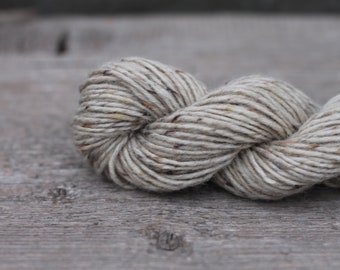 Donegal Killcara Tweed yarn 100gr or 50gr cake/skein Pure new wool yarn Hand knitting yarn White/Beige/Gray tweed Aran tweed 4596 BALLYBOFEY