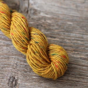 Donegal Kilcarra Tweed Garn 100gr oder 50gr Kuchen Reines Schurwollgarn Handstrickgarn Tweed Aran Tweed 4728 Gild