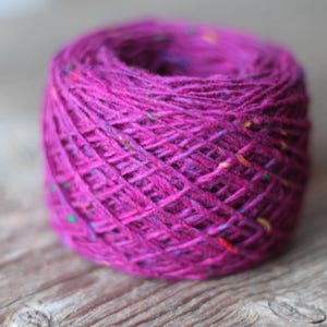 Hilo de lana magenta con neps coloridos, suave tweed Donegal - Peso peinado: color 5566 FUCSIA imagen 3