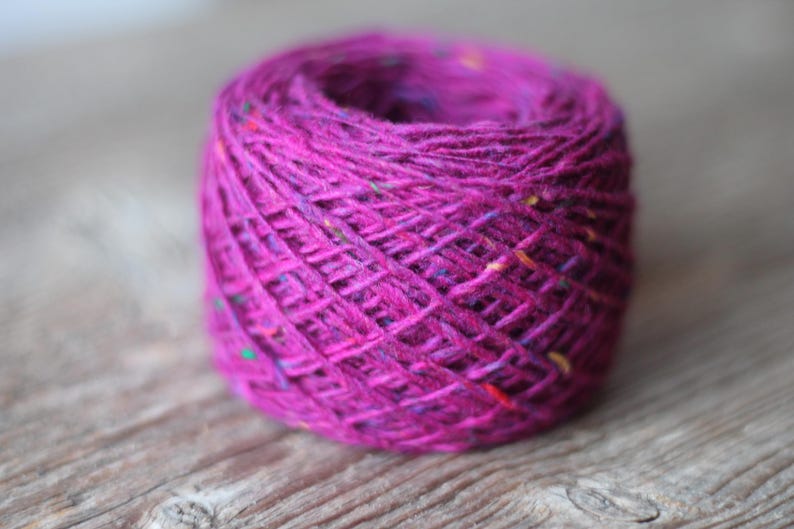 Hilo de lana magenta con neps coloridos, suave tweed Donegal - Peso peinado: color 5566 FUCSIA imagen 3