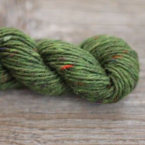 Donegal Kilcarra Tweed yarn 100gr or 50gr cakes/skeins Pure new wool yarn Hand knitting yarn Green tweed Aran tweed 4824 Achaius