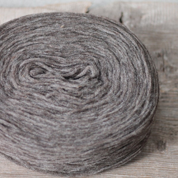 WoolDreamers unspun wool yarn Manchelopi preyarn color Manchelopi Gris Oscuro Natural undyed