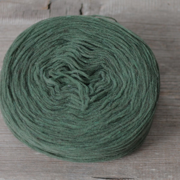 WoolDreamers unspun wool yarn Manchelopi preyarn color Manchelopi Verde Botella