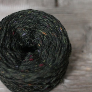 Soft Donegal 2PLY Tweed 100gr or 50gr Soft merino tweed Merino yarn Hand knitting yarn green tweed yarn 5517 Mourne