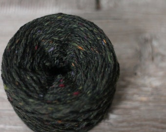 Soft Donegal 2PLY Tweed 100gr or 50gr Soft merino tweed Merino yarn Hand knitting yarn green tweed yarn 5517 Mourne