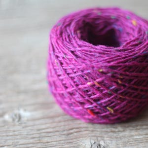 Hilo de lana magenta con neps coloridos, suave tweed Donegal - Peso peinado: color 5566 FUCSIA imagen 2