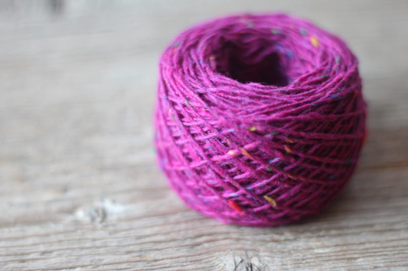 Hilo de lana magenta con neps coloridos, suave tweed Donegal - Peso peinado: color 5566 FUCSIA imagen 2